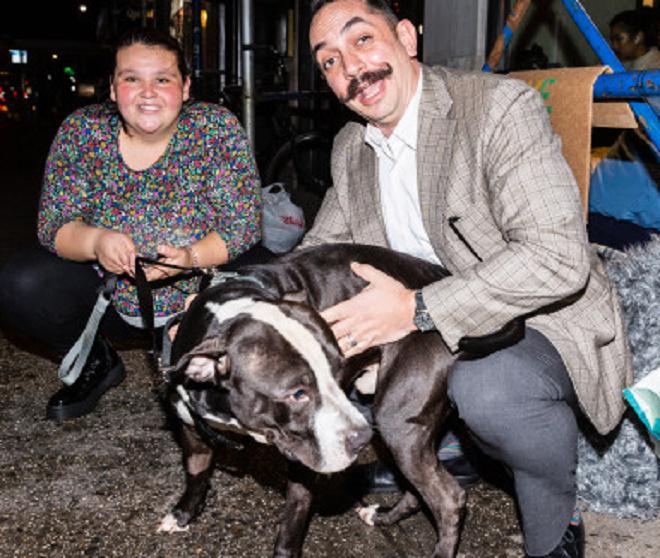 Люди и собака 