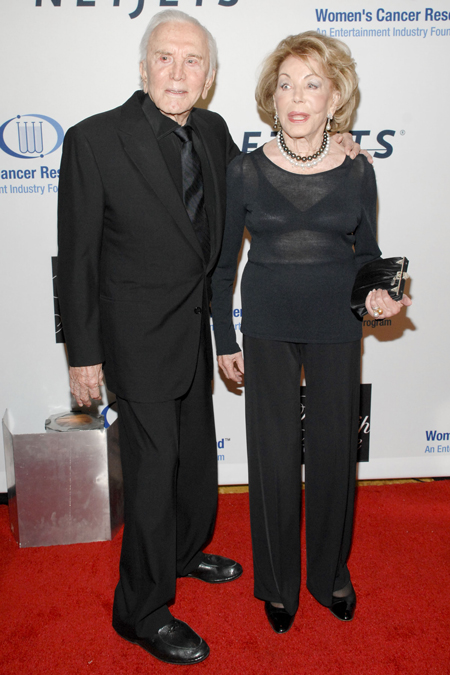 Вдова Кирка Дугласа Энн Байденс скончалась на 103-м году жизни Звезды,Новости о звездах