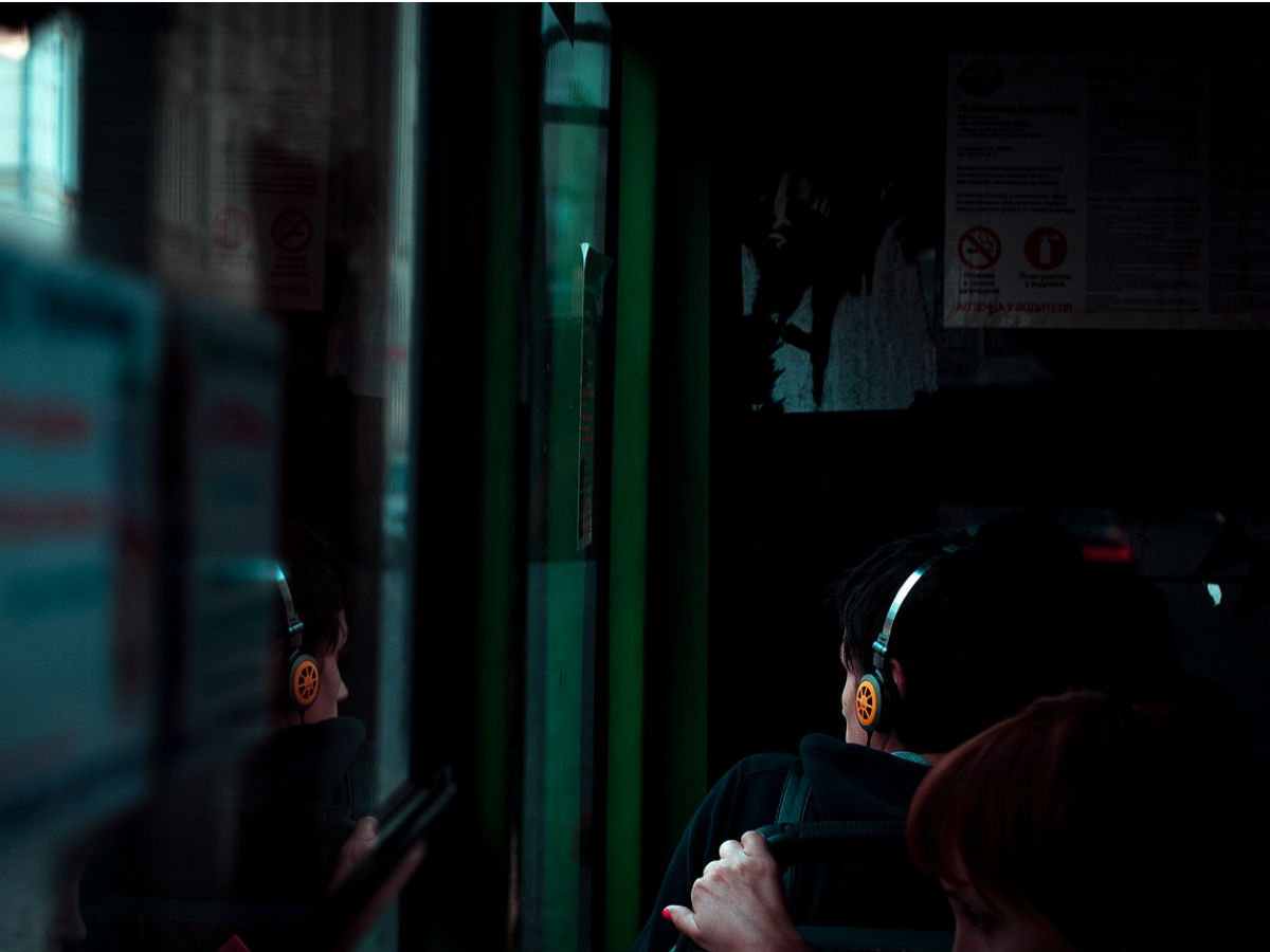 Эксперты просят запретить слушать музыку в транспорте без наушников