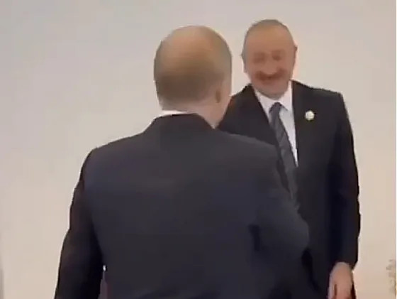 Путин и Алиев пожали друг другу руки в Пекине, попав на видео