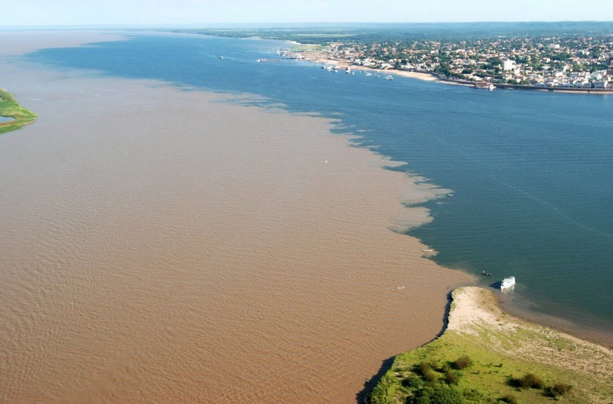 Слияние двух рек Амазонка и Рио Негро