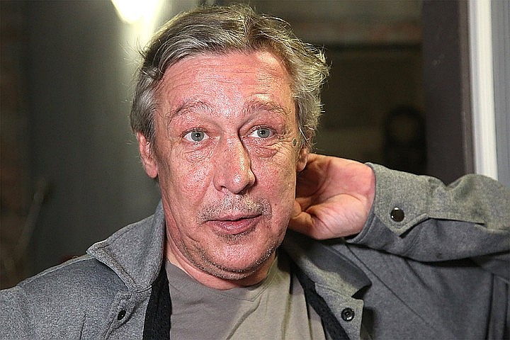 Утка по-пекински, фрукты, сладости: правозащитник рассказал о том, как питается Михаил Ефремов в СИЗО