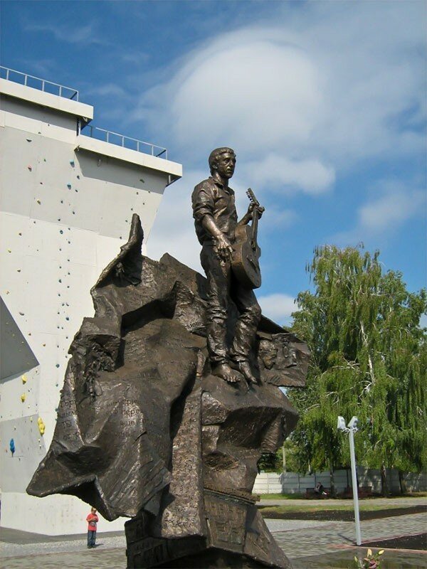 Памятник Владимиру Высоцкому возле Дворца спорта в Харькове бюсты, высоцкий, памятники