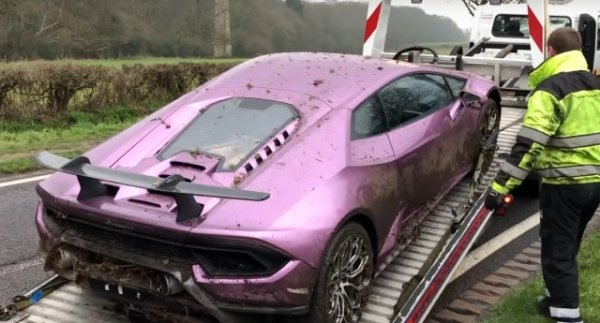 В Лондоне нашли оставленную в кювете Lamborghini