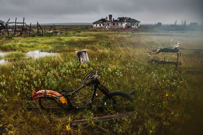 Вывезти все имущество жители Хальмер-Ю не успели./Фото: www.nat-geo.ru