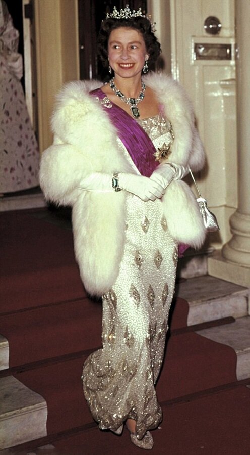 Самые красивые выходы Елизаветы II королевы, Елизавета, всегда, перчатки, стали, коронации, платья, шляпки, наряд, мероприятий, молодых, наряды, королева, стала, должны, модным, Елизаветы, предпочитала, официальных, гардеробе