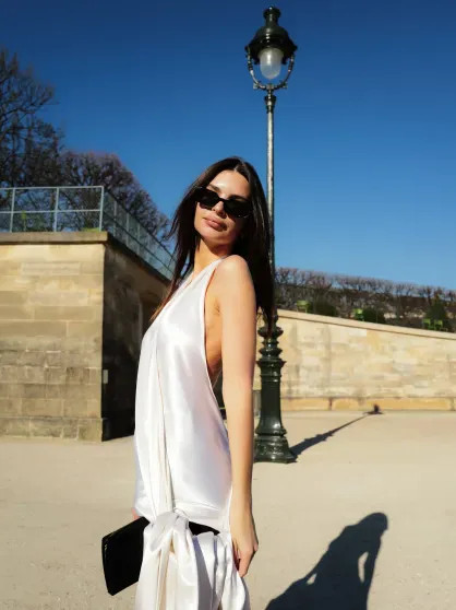 Неделя моды в Париже: Дева Кассель, Ксения Собчак, Шарлиз Терон, Ольга Карпуть и дочь Миллы Йовович на показе Dior Собчак, СобчакКсения, Карпуть, Шарлиз, Терон, Андерсон, Ольга, марта, КарпутьОльга, вуалью, кружевной, белыми, кюлотами, блузкой, 43летняя, головной, сочетала, 44летняя, ногах, фактурным