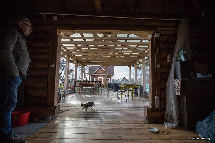 «Вложил сюда все свои сбережения». Как один человек возрождает деревню на Голубых озерах 