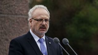 Россия “демонстрирует намерение возобновить советскую империю”, - президент Латвии