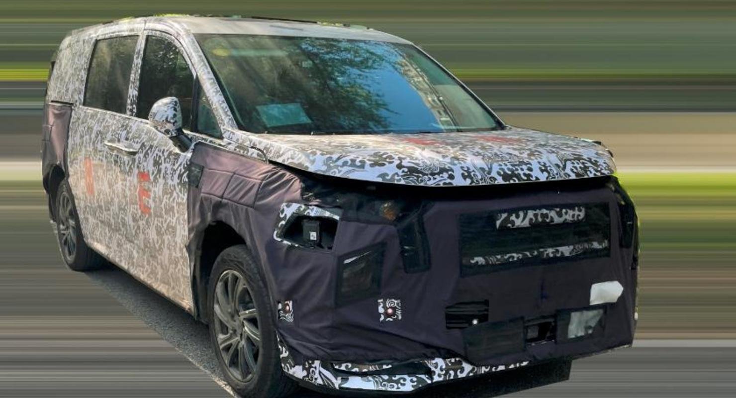 Впервые на фото рассекречен салон нового минивэна Maxus Mifa