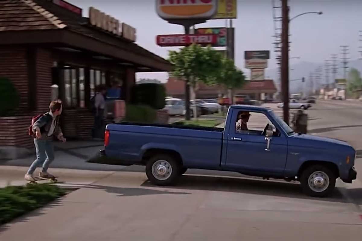 Universal Pictures📷Burger King, мимо которого проезжает Марти, — реальный, кадр из фильма «Назад в будущее»