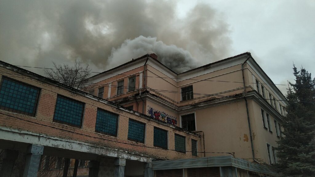 На улице Каширина в Рязани случился пожар в одном из корпусов бывшего училища Связи
