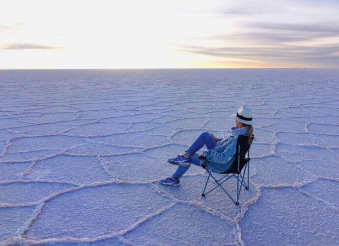 мужчина сидит в кресле на солончаке уюни