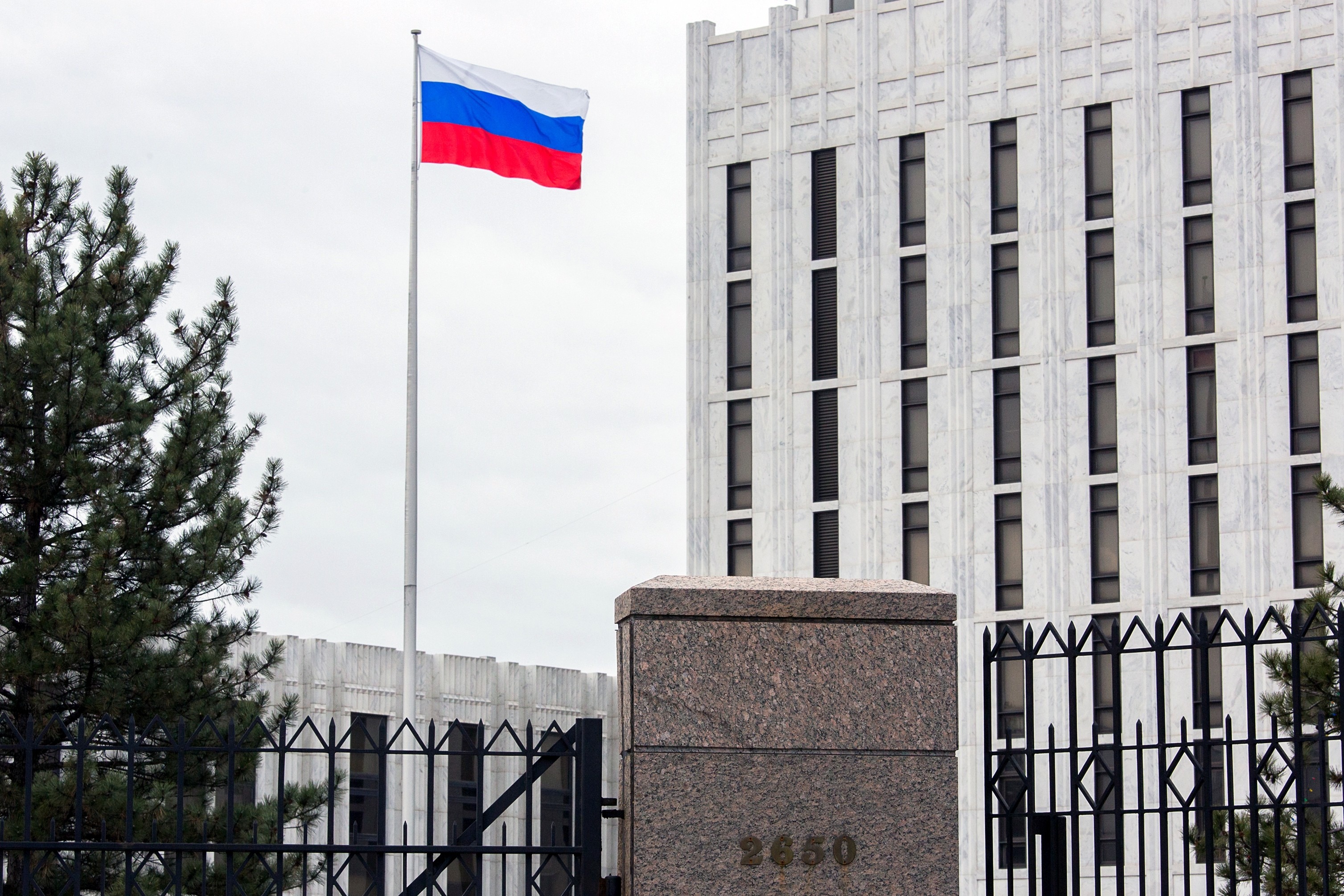 Russian embassy. Посольство РФ В США. Посольство Российской Федерации в Вашингтоне. Здание посольства России в США. Здание российского посольства в Вашингтоне.