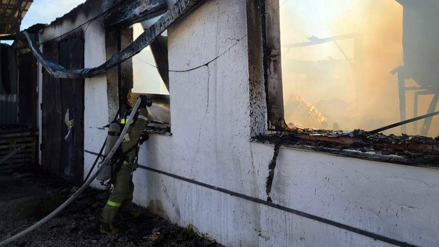 МЧС сообщило о ликвидации пожара на складе в Симферополе площадью 1 тыс. кв. м