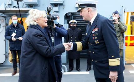 На фото:  министр обороны Германии Кристине Ламбрехт и командующий Военно-морским флотом Германии Кай-Ахим Шенбах