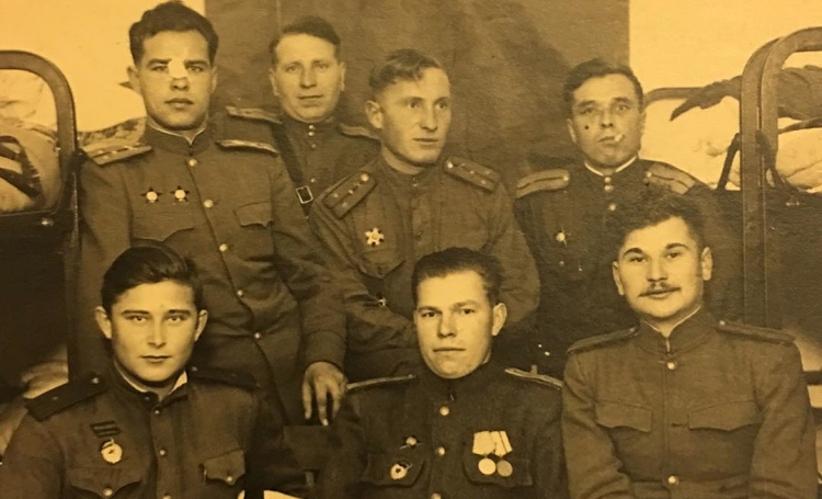 Бессмертный полк: Милла Йовович, Татьяна Навка, Яна Рудковская, Регина Тодоренко и другие звезды рассказали о своих ветеранах