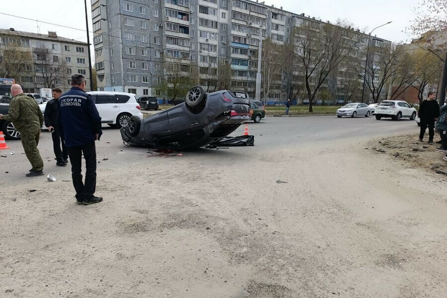 Водитель погиб и пассажирка пострадала в перевернувшейся машине в Благовещенске