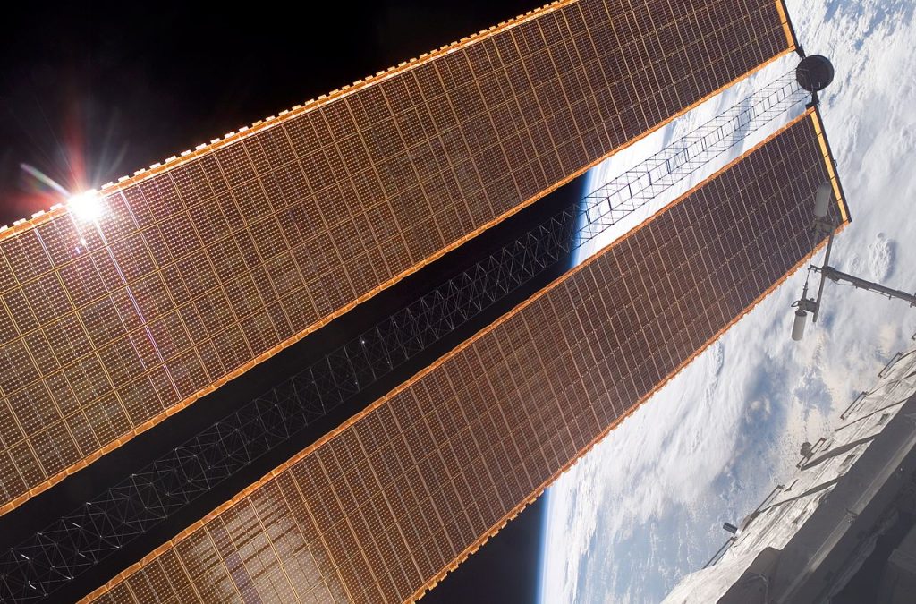 Солнечные батареи американского сегмента МКС, часть из которых затеняет российские со снимка выше  / ©Wikimedia Commons
