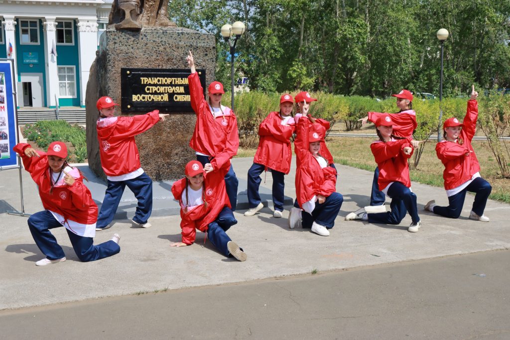 Дети в красных куртках у памятника