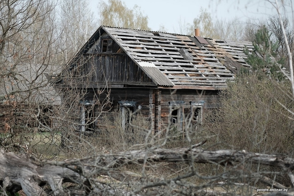 Весна и кресты: репортаж мертвой деревни, которая иногда оживает