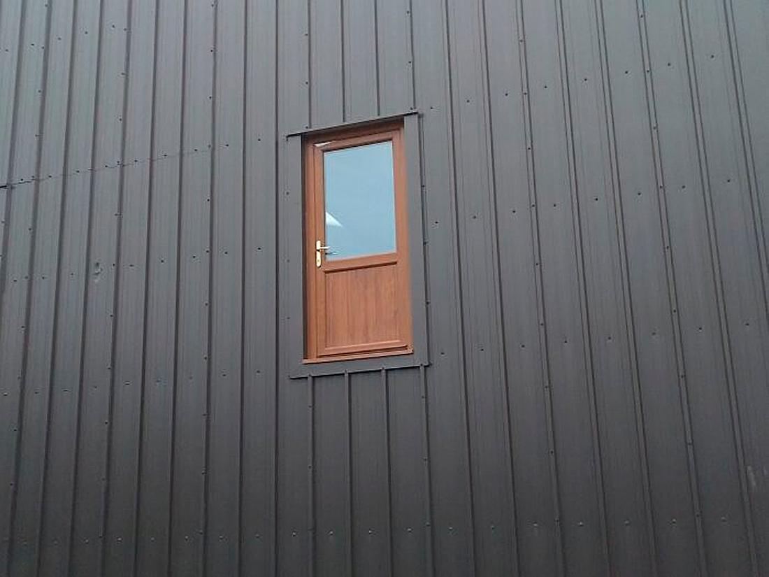 Дверь в стене дома