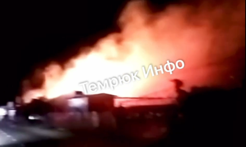 Огонь охватил пять зданий на базе отдыха в Краснодарском крае