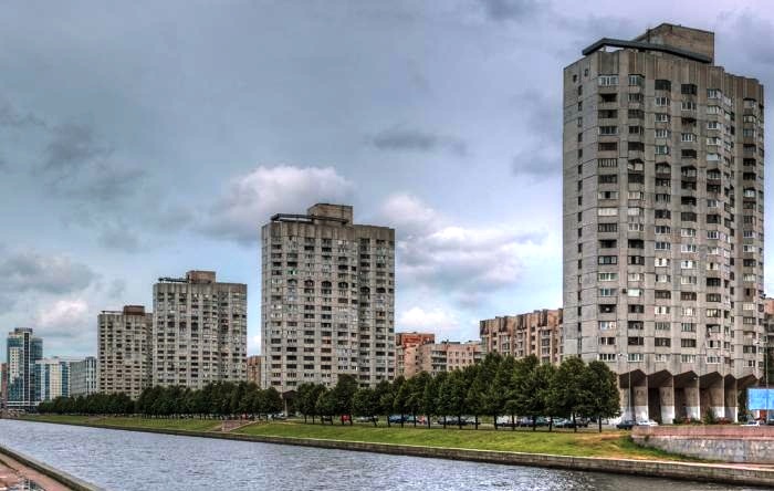 Странная архитектура советской эпохи: как появились жилые дома на «курьих ножках» Странная архитектура советской эпохи: как появились жилые дома на «курьих ножках»