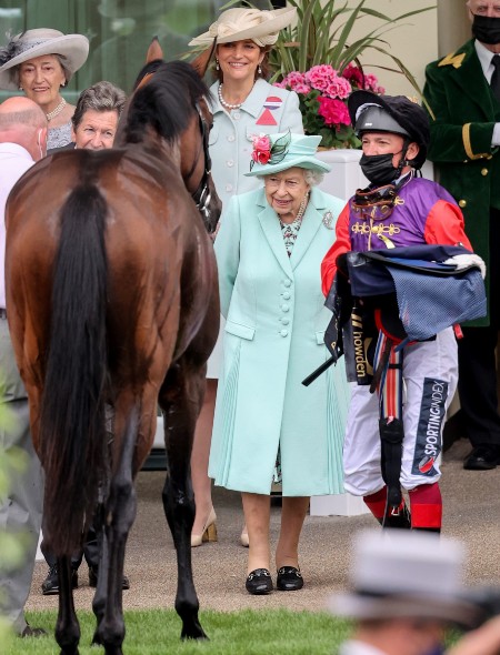 Королева Елизавета II посетила последний день скачек Royal Ascot Монархи,Британские монархи