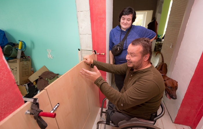 Мужчина на коляске превратил заброшенный магазин в жилой дом, обучаясь по роликам из ютуба дизайн,интерьер,реконструкция,своими руками,трансформация