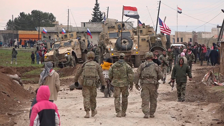 "Русские, спасайте, убивают!": В Сирии толпа мирных жителей едва не растерзала американцев