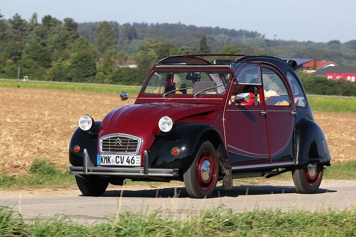 Главными плюсами Citroen 2CV 1949 стали простота конструкции и дешевизна/ Фото: wikimedia.org