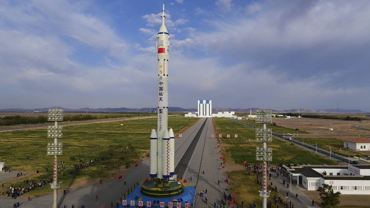 Китайский корабль «Шэньчжоу-13» пристыковался к космической станции «Тяньгун»