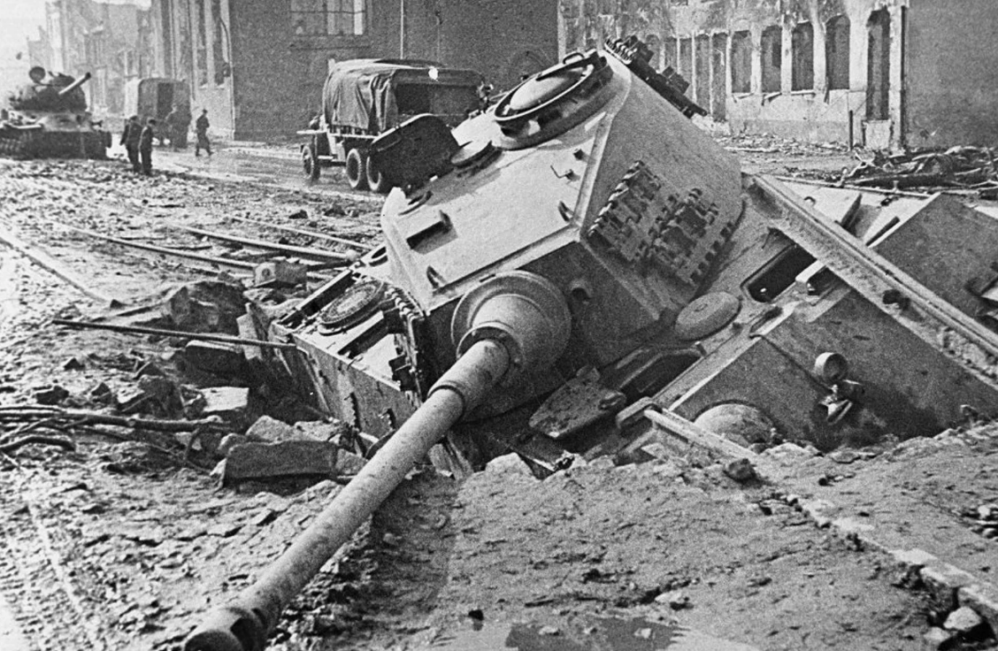 Слегка "припрятанный" немецкий танк где-то на улицах Берлина весной 45-го