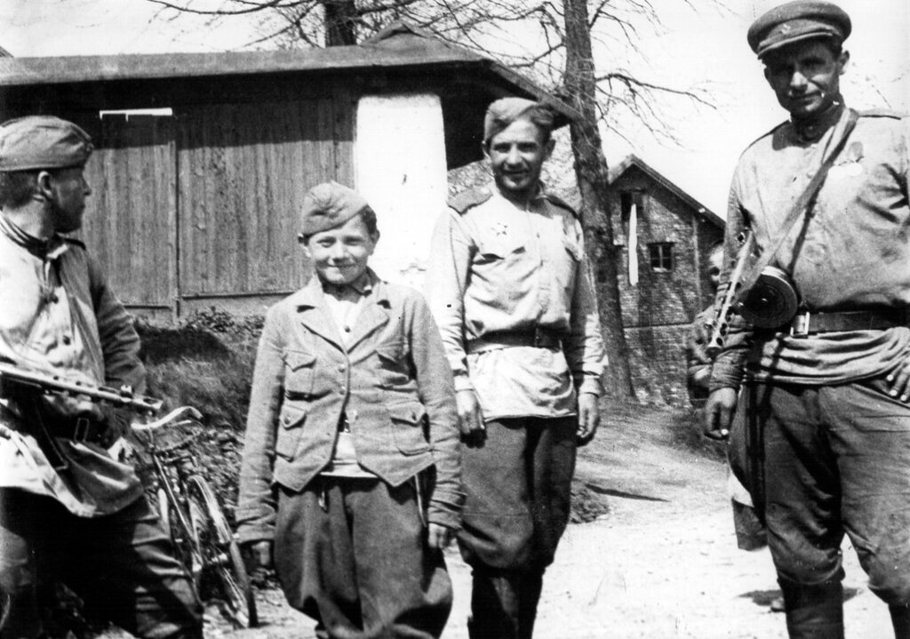 Советские солдаты с подростком (возможно, «сыном полка») в освобожденном чешском поселке Цоткитле. 1945 г.