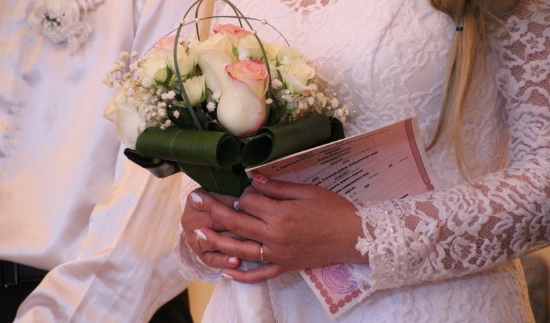 В День семьи, любви и верности проведут около 400 свадеб в Приморье