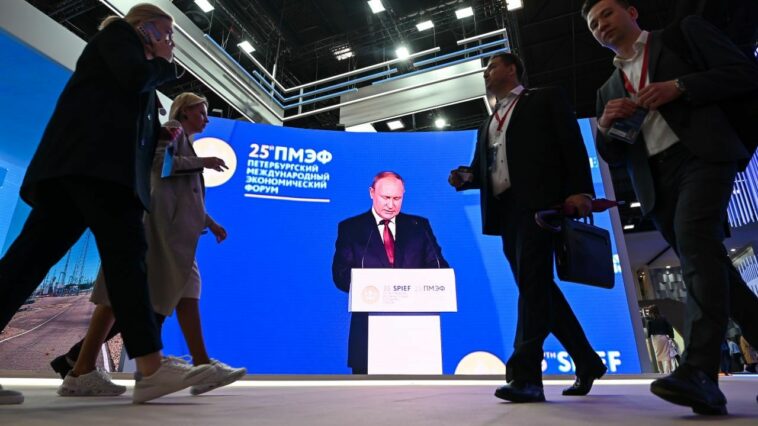«Все будет, как прежде? Не будет». О чем говорил Путин на заседании ПМЭФ-22