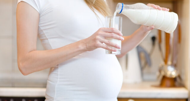 беременая наливает себе молоко