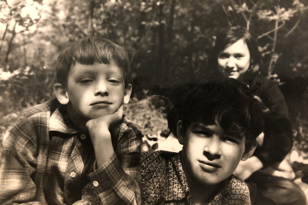 Игорь Орлов (справа) с младшим братом. Дебальцево. 1980-е годы. Фото: из личного архива