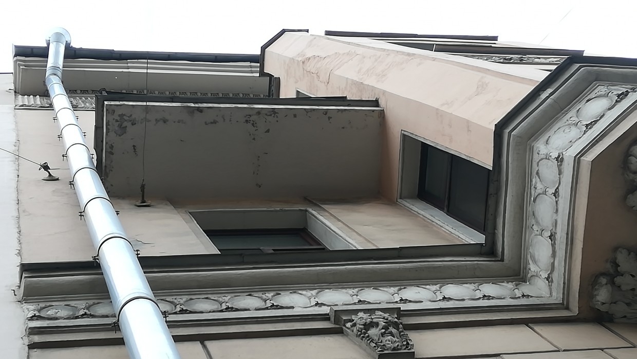 Труп мужчины в полиэтилене обнаружили на балконе петербурженки с деменцией