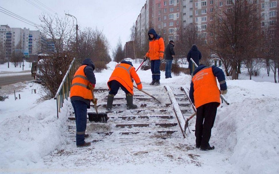 Территорий соблюдении. Снег возле дома. Благоустройство тротуаров. Уборка снега фото. Коллективная уборка снега.