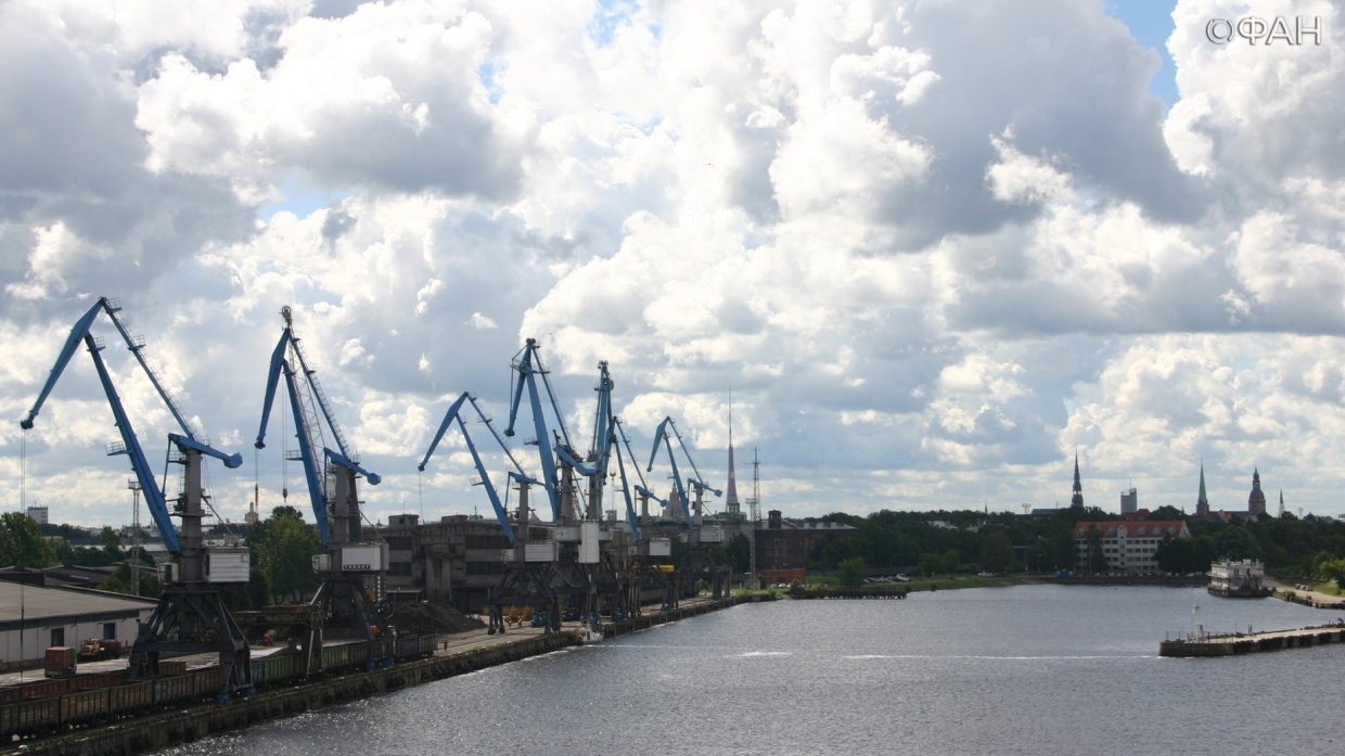 В Рижский торговый порт на Даугаве суда с российскими грузами заходят все реже. Рига, 5 июля 2016