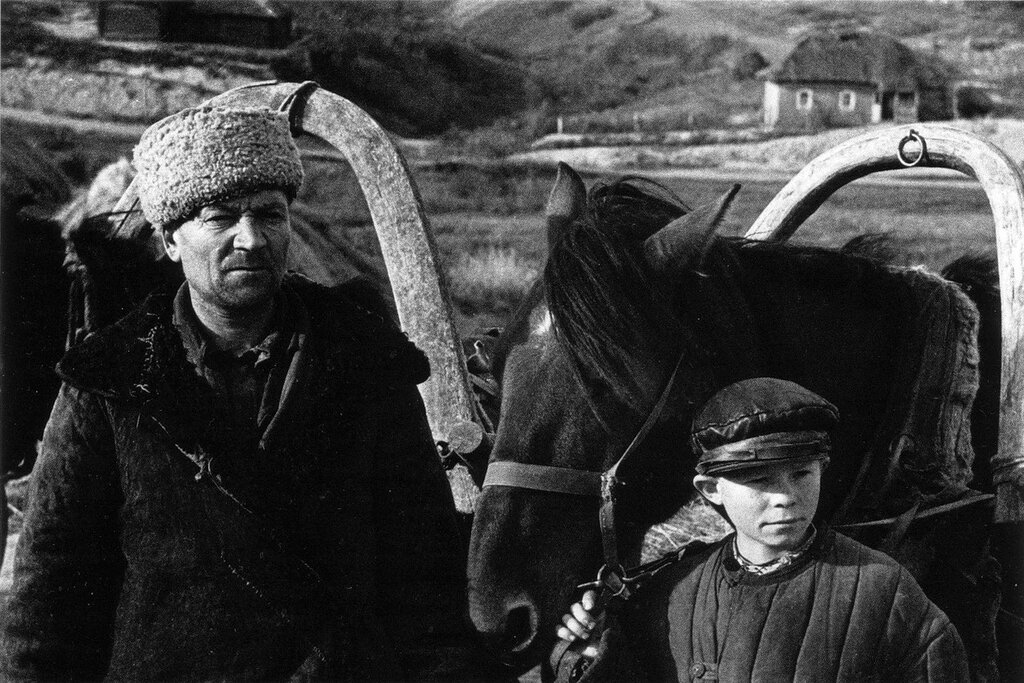 Советские партизаны — отец и сын. 1943 г.