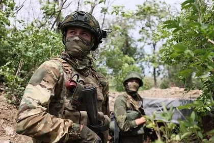 Самостоятельную покупку военного оборудования российскими бойцами объяснили