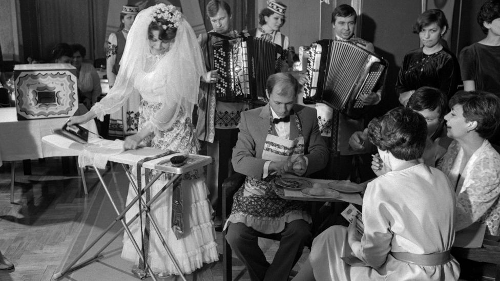 First spirits-free wedding in Brest. Белорусская ССР. Брест. 31 октября 1985 г. Сотрудник одного из брестских НИИ жених Юрий Панасюк и студентка Брестского пединститута невеста Алла Матюха во время участия в одном из шуточных испытаний.