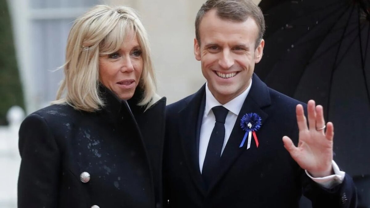 В материале РИАМО разбираемся, откуда растут ноги у слухов о том, что жена президента Франции – бывший мужчина, сменивший пол.-2