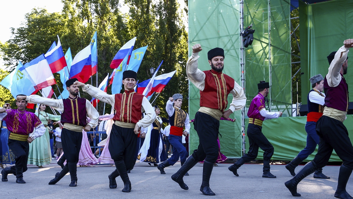 Крым в переводе с крымско татарского. Крымские татары. Крымские татары в Крыму. Крым Украина татары. Возвращение татар в Крым.