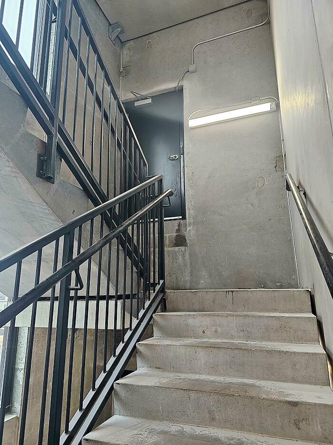 Дверь на пустой стене