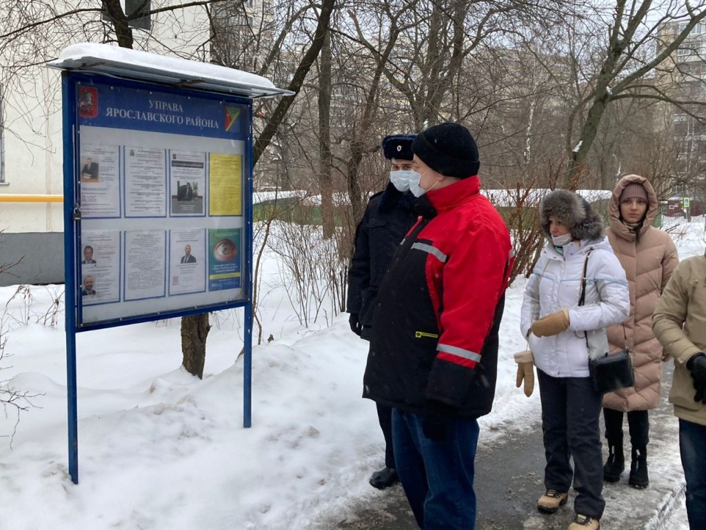 Управляющая компания будет лучше убирать мусор во дворе дома на Ярославке