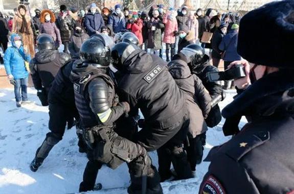 Первые акции протеста прошли на Дальнем Востоке - силовики начали действовать жестко